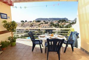 Una mesa y sillas en un balcón con vista. en Tambarón Bay, en Calpe