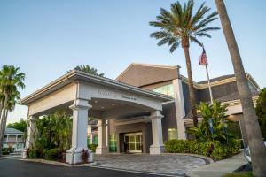 um hotel com uma palmeira em frente a um edifício em Hampton Inn St Augustine Downtown Historic Distric em St. Augustine