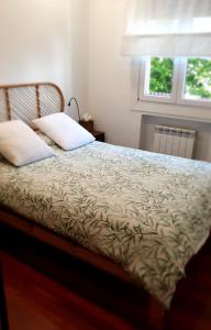 a bed with two pillows on it in a bedroom at Acogedor y luminoso apartamento en Neguri in Getxo