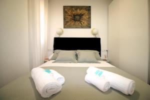 Voodi või voodid majutusasutuse Charming Seaside Apartment in Barceloneta, Renovated with Stunning Sea Views toas