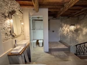 ein Bad mit einer Dusche, einem Waschbecken und einem WC in der Unterkunft Villa Patrizia Pietrasanta in Pietrasanta