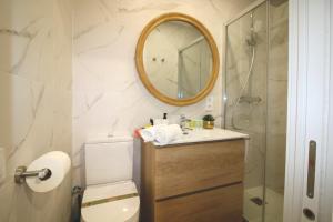 Vannituba majutusasutuses Charming Seaside Apartment in Barceloneta, Renovated with Stunning Sea Views