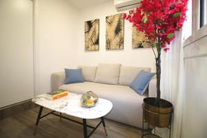 Istumisnurk majutusasutuses Charming Seaside Apartment in Barceloneta, Renovated with Stunning Sea Views