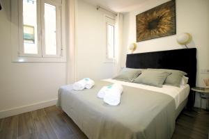 Voodi või voodid majutusasutuse Charming Seaside Apartment in Barceloneta, Renovated with Stunning Sea Views toas