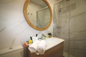 Vannituba majutusasutuses Charming Seaside Apartment in Barceloneta, Renovated with Stunning Sea Views