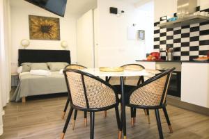 Köök või kööginurk majutusasutuses Charming Seaside Apartment in Barceloneta, Renovated with Stunning Sea Views
