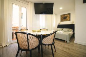 Televiisor ja/või meelelahutuskeskus majutusasutuses Charming Seaside Apartment in Barceloneta, Renovated with Stunning Sea Views