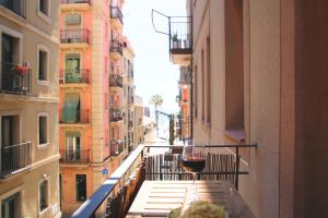 Rõdu või terrass majutusasutuses Charming Seaside Apartment in Barceloneta, Renovated with Stunning Sea Views