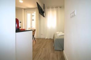 Televiisor ja/või meelelahutuskeskus majutusasutuses Charming Seaside Apartment in Barceloneta, Renovated with Stunning Sea Views