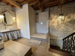ein Bad mit einer Dusche und einem Waschbecken in einem Zimmer in der Unterkunft Villa Patrizia Pietrasanta in Pietrasanta