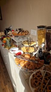 a buffet with bread and pastries on a table at U Baruni B&B in Messina