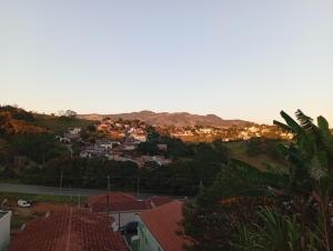 - une vue sur une ville avec des maisons sur une colline dans l'établissement Casa Bela Vista, à Socorro