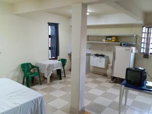 Cette chambre comprend une cuisine équipée d'un réfrigérateur et d'une table. dans l'établissement Casa Bela Vista, à Socorro