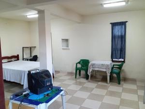 Cette chambre dispose d'un lit et d'une télévision sur une table. dans l'établissement Casa Bela Vista, à Socorro
