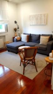 格喬的住宿－Acogedor y luminoso apartamento en Neguri，客厅配有沙发和椅子