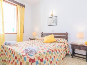 una camera da letto con un letto e due asciugamani di Casa Tradicional Can Picafort - Apartment In Can Picafort Free Wifi a Can Picafort