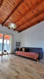 ein großes Wohnzimmer mit Couch und Tisch in der Unterkunft Villa Yacanto Cabaña Inti Puka in Villa Yacanto