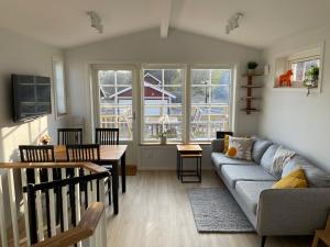 sala de estar con sofá y mesa en Nybyggt hus med brygga, en Gränna
