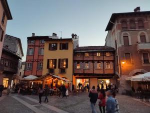 a group of people walking around a street with buildings at LORA GIUSTA GUEST HOUSE in Como