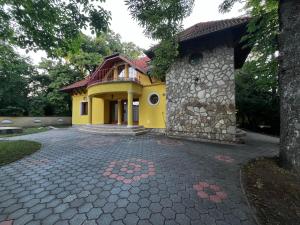 バラトンボグラールにあるKlára Villaの黄色の家 バルコニー付