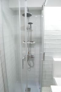 a shower with a glass door in a bathroom at Casa en alquiler vacacional en Alcalá de Henares in Alcalá de Henares