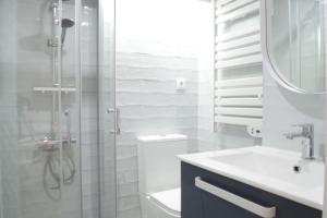 a bathroom with a shower and a toilet and a sink at Casa en alquiler vacacional en Alcalá de Henares in Alcalá de Henares +14 photos