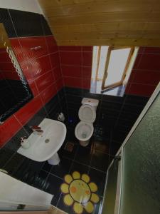 y baño con lavabo y aseo. en Guesthouse Rexhepi, en Kolgecaj