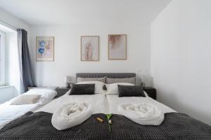 um quarto com 2 camas e toalhas em Mautern Oasis / 50m² / Comfortable with Terrace em Mautern