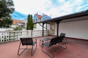 um pátio com 2 cadeiras e uma mesa na varanda em Mautern Oasis / 50m² / Comfortable with Terrace em Mautern
