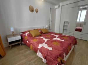 um quarto com uma cama grande com um edredom de flores em Appartement Nice Libération em Nice