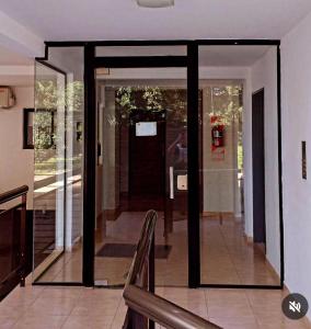 uma porta de vidro que leva a um quarto de uma casa em DIVINO Colon 1 em Colón