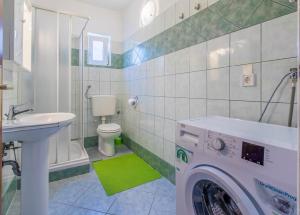 eine Waschmaschine im Bad mit Waschbecken in der Unterkunft Apartment Silvana in Dramalj