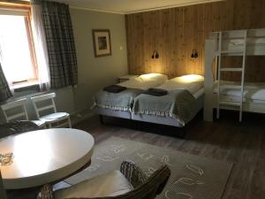 una camera d'albergo con due letti e un tavolo di Knappgården a Särna