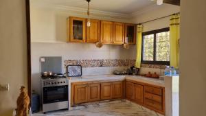 Η κουζίνα ή μικρή κουζίνα στο Maison de campagne Benslimane