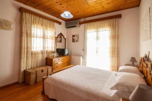 Postel nebo postele na pokoji v ubytování Rena's house Corfu