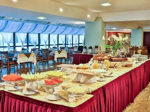 a long table with food on top of it at Apartamento no Home Green Home - Vista para a montanha in Campos do Jordão