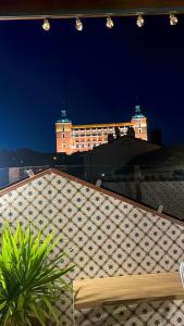 een uitzicht op een gebouw met een schip in de nacht bij Casón De Los López Apartments in Toledo