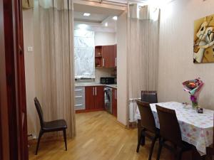 eine Küche und ein Esszimmer mit einem Tisch und Stühlen in der Unterkunft My sweet home on Gadzhibekova 105-119 in Baku