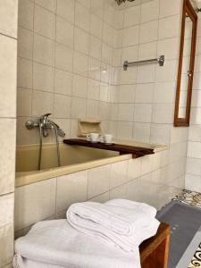 bagno con doccia, vasca e asciugamani di Al Palazzo del Capitano - Dimora storica a Pistoia Altre 7 foto