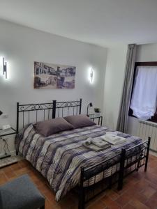 ein Schlafzimmer mit einem Bett in einem Zimmer in der Unterkunft Villa Trevisi - APARTMENT in Treviso