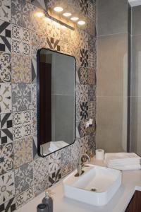 La salle de bains est pourvue d'un lavabo et d'un miroir. dans l'établissement Modern luxury Studio with Rooftop + parking, à Panama City