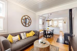 una sala de estar con un sofá y una mesa en Yarmouth Yacht Club, en Pacific Beach
