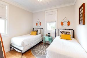 Un dormitorio con dos camas y una mesa. en Yarmouth Yacht Club, en Pacific Beach