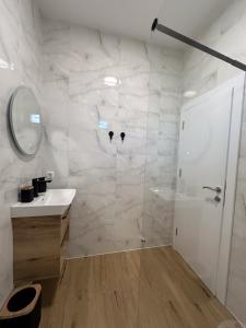 Ένα μπάνιο στο STUDIO APARTMANI IZVOR +39 φωτογραφίες