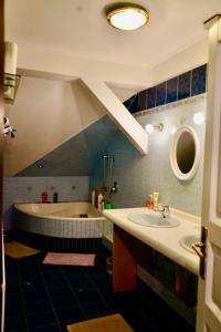 łazienka z wanną i umywalką w obiekcie Schöpfwerk Hostel w Wiedniu