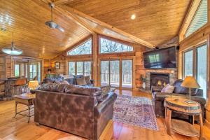 Una sala de estar con muebles de cuero y chimenea. en 22-Acre Home on Bourbon Trail with Sunroom!, en Coxs Creek