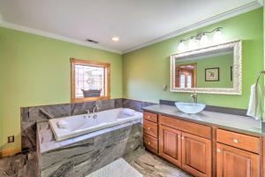 Un baño con bañera, lavabo y espejo. en 22-Acre Home on Bourbon Trail with Sunroom!, en Coxs Creek 34 fotos más