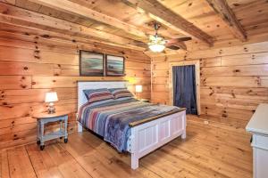 Un dormitorio con una cama en una cabaña de troncos en 22-Acre Home on Bourbon Trail with Sunroom!, en Coxs Creek