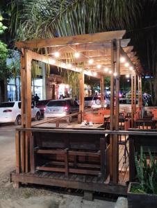 ein Restaurant mit Holzkonstruktion und Beleuchtung in der Unterkunft DIVINO Colon 1 in Colón