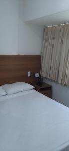 um quarto com uma cama e uma janela em Flat Vista Mar em Boa Viagem em Recife